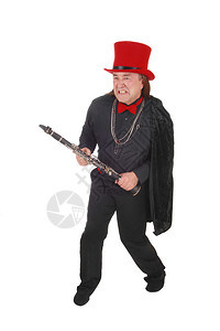一个身穿黑衬衫裤子和红帽手拿着单簧管打斗的土著人男子因白背景被孤立背景图片