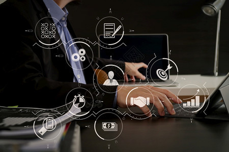 商业家使用现代办公室的数字平板电脑和膝上型及文件在虚拟流程图中使用工作流程自动化图和工具的业务流程管理图片