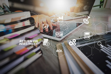 ROI投资回报率指标在虚拟仪表板上的投资回报率以改善商务图片