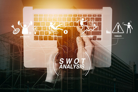 SWOT分析虚拟图带有公司的力量弱点威胁和机会使用智能手机和笔记本电脑的商业手图片