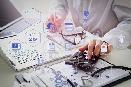 保健系统图表包括健康检查和VR仪表板上的症状卫生保健成本和收费概念智能医生用计算器现代医院的疗费用图片