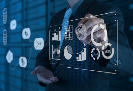 商业分析概念的数据管理系统DMS与主要业绩指标KPI和虚拟计算机营销分析信息合作的商人图片