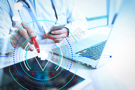 医疗保健和服务配有周知AR图医疗技术概念生用现代数字平板电脑和带有病历界面的笔记本电脑工作图片
