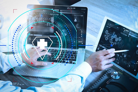 医生使用数字平板电脑和膝上型在医疗工作空间办公室和电视会议中使用智能电话背景图片