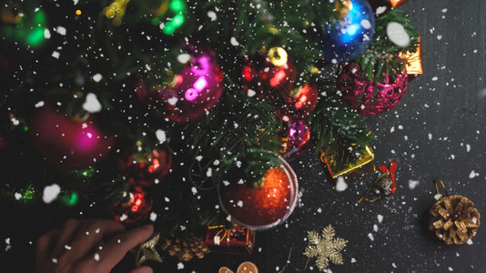 圣诞树上装饰灯光的首图片
