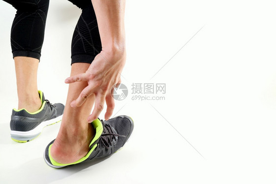 赛跑运动员脚踝受伤疼痛骨折扭接合跑动运受伤员因白背景扭伤脚受图片