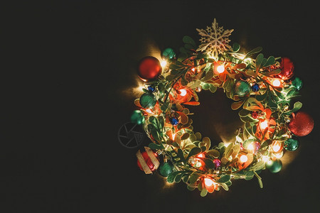 圣诞花圈深木本底有装饰灯光图片