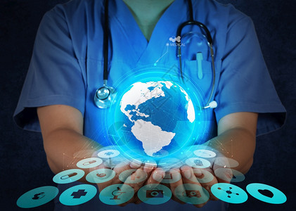 医生将一个世界地球作为医疗网络概念掌握在她手中图片