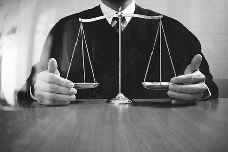 黑人和白木材桌平衡比例的法庭官图片