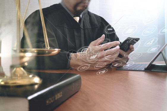 法官在庭上使用手柄智能电话和黄铜比例制在木板上工作并配有虚拟界面图形标图片