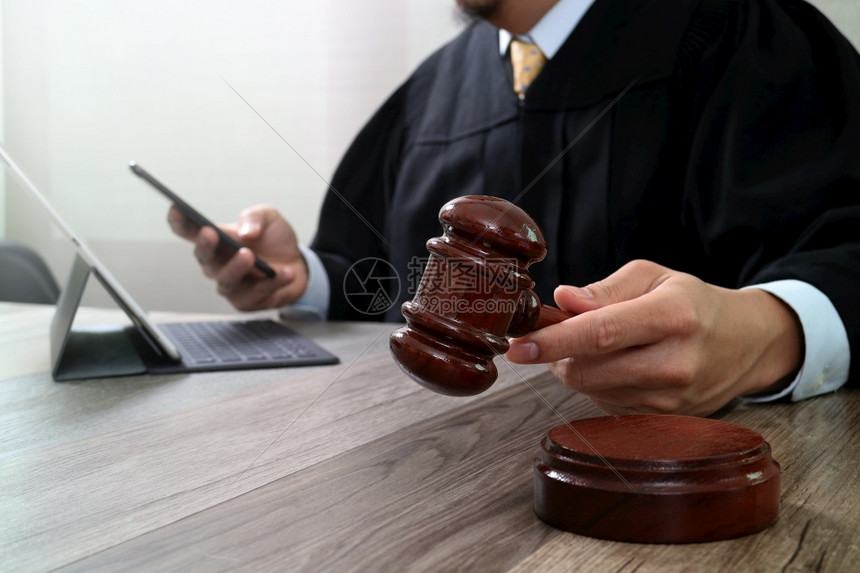 法官在庭上用手柄智能电话数字平板脑对接木键盘图片