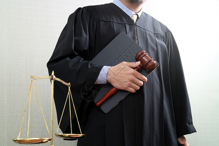 法官在庭上使用手架平衡比例和数字板电脑图片