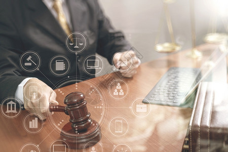 司法正义和律概念庭中的男官用手柄智能电话数字平板脑对接键盘bras比例木板虚拟界面图形标图片