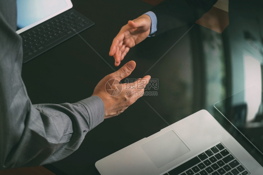 商业伙伴会议概念光伏商人握手成功的商人在完交易后握手图片