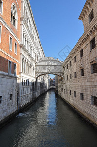 意大利威尼斯的PontedeiSospiri意指叹息桥威尼斯的叹息桥图片