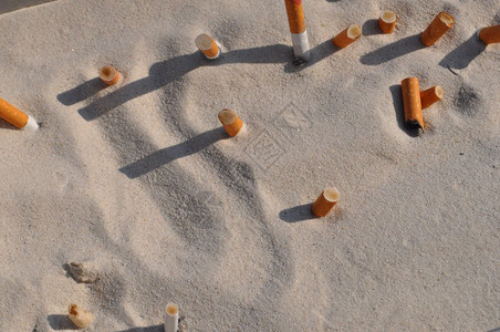 在酒吧吸烟的人留下沙子上抽烟屁股沙子上抽烟的屁股图片
