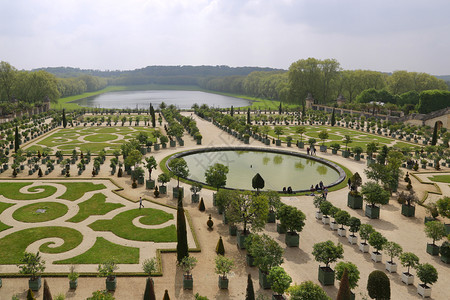 凡尔赛宫花园古代的纪念碑高清图片