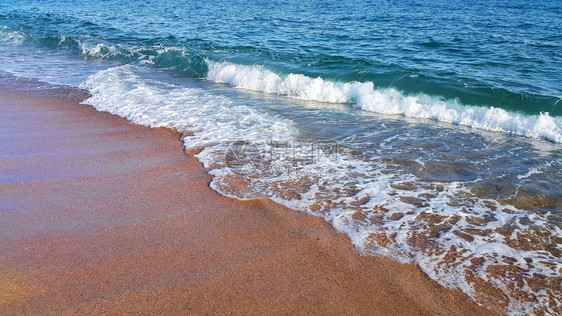 海浪沿沙上含白泡沫的海浪天然封闭背景图片