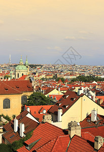 在捷克的夏日对旧布拉格的美丽空中观察图片