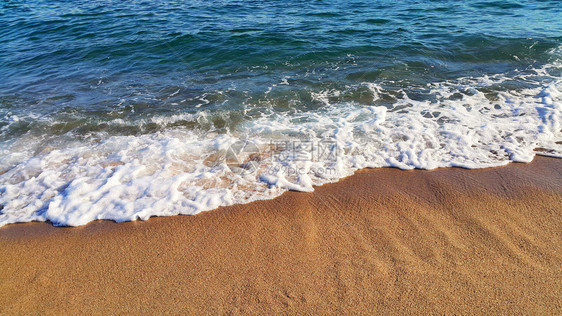 海浪沿沙上含白泡沫的海浪天然封闭背景图片