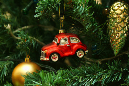 红色汽车玩具锥壳和球圣诞树上的装饰品图片