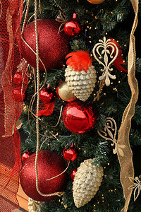 美丽的圣诞装饰配有球糖果玩具和丝带图片