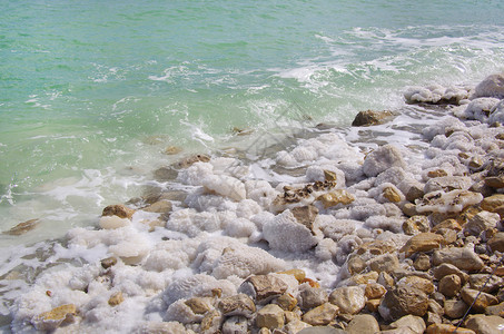 以色列死海岸石头上有天然矿物形成图片