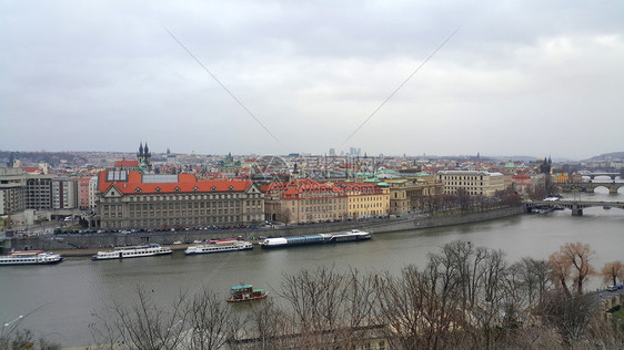 伏尔塔瓦河和捷克共国冬季布拉格历史中心的美景图片