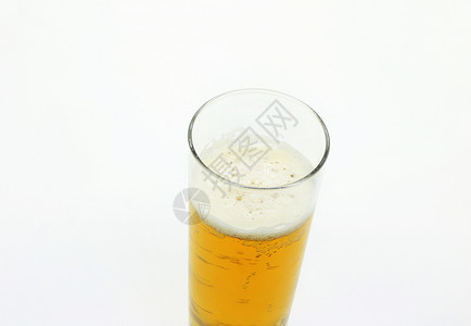 啤酒杯灯光背景的特写图片