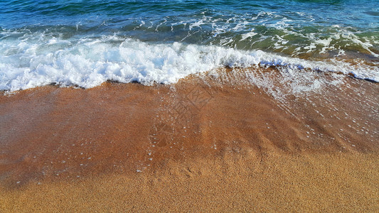 海浪沿沙上含白泡沫的海浪天然封闭背景图片