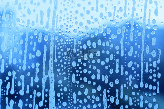 玻璃上带有肥皂泡沫型样的亮蓝色光抽象纹理图片