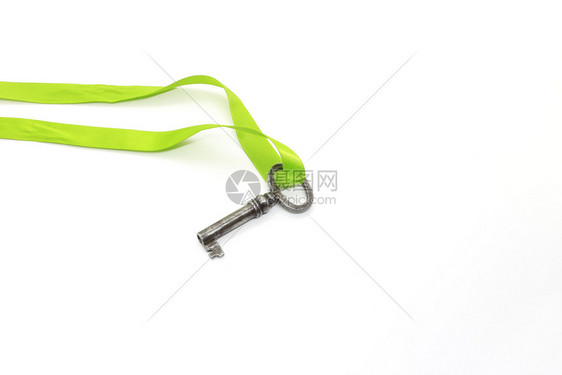 白色背景上隔离绿丝带的银金钥匙图片