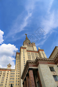 莫斯科州立大学对抗白云蓝天空图片