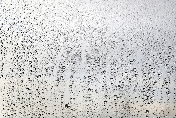 玻璃上的自然水滴封闭纹理图片