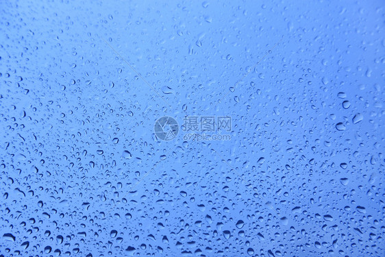 玻璃上的水滴封闭天然蓝色质地图片