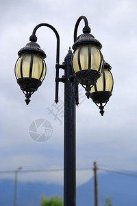 对抗云天的古老街灯希腊克列特岛图片