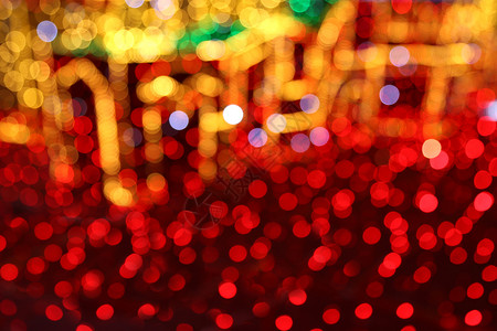 明亮的圣诞装饰多彩的灯泡光脱离焦点的抽象背景图片
