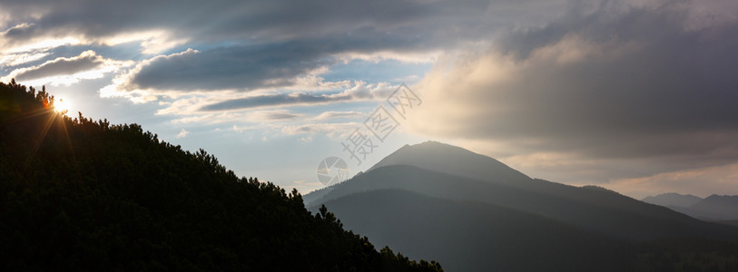 夜空最后的阳光照耀着Syniak山上空的云层从霍米亚山甘基喀尔巴阡乌克兰喀尔巴阡山的夏季日落可见图片