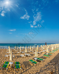 日光天堂白色沙滩有遮阳和的沙滩意大利南部萨林托是阿普利亚最美丽的沙滩图片