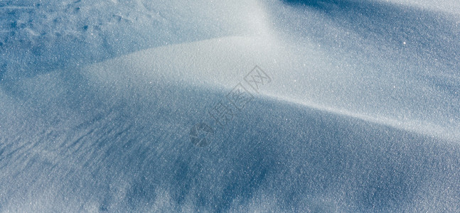 冬季山坡上雪流的表层结构有晨影自然背景有晶状雪花图片