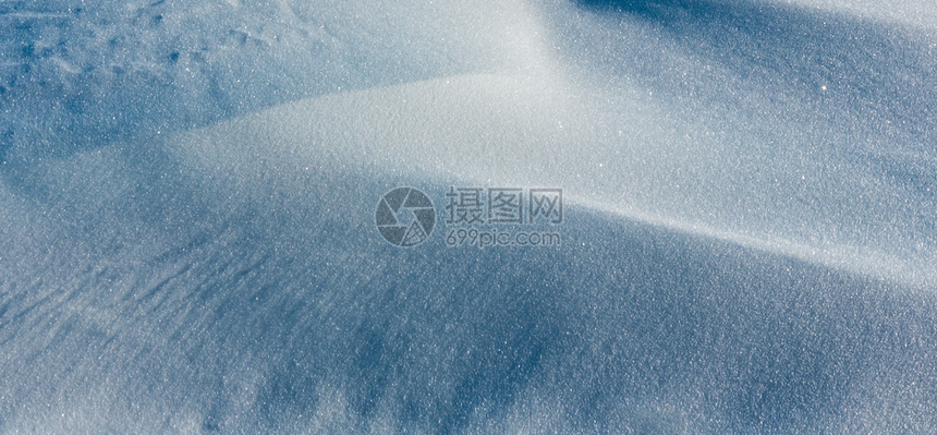 冬季山坡上雪流的表层结构有晨影自然背景有晶状雪花图片