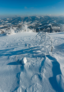 冬山风景有霜冻的树木和滑雪带高可辨识的缝纫图象有很深的田地可接受锋利的地带从前面晶状雪花开始图片