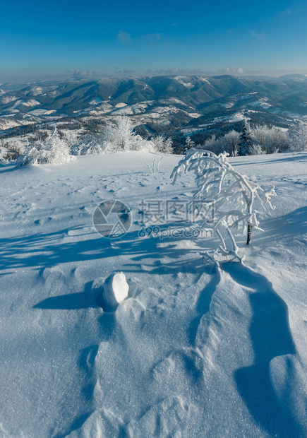 冬山风景有霜冻的树木和滑雪带高可辨识的缝纫图象有很深的田地可接受锋利的地带从前面晶状雪花开始图片