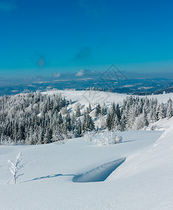 冬山风景有霜冻的树木和滑雪带高可辨识的缝纫图象有很深的田地可接受锋利的地带从前面晶状雪花开始图片