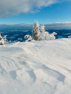 夜晚寒冬平静的山地景观坡上有美丽的霜冻树木和滑雪乌克兰喀尔巴阡山图片