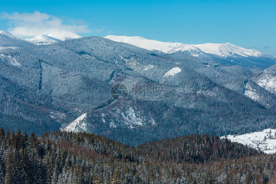 从乌克兰斯库波瓦山坡到冬的景象图片
