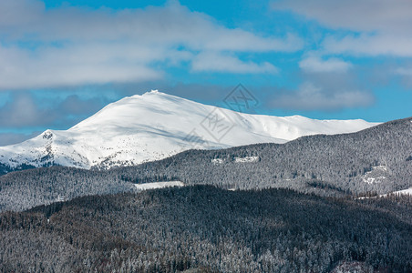 风景如画的冬季山景从乌克兰的斯库波瓦山坡可以看到乔诺霍拉山脊和皮普伊万山顶以及喀尔巴阡天文台大楼图片