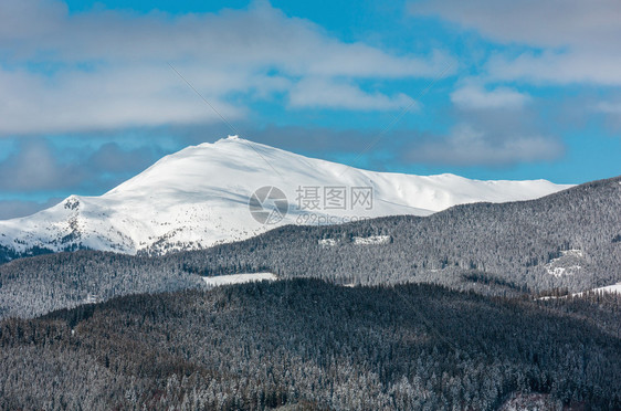 风景如画的冬季山景从乌克兰的斯库波瓦山坡可以看到乔诺霍拉山脊和皮普伊万山顶以及喀尔巴阡天文台大楼图片