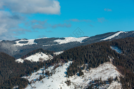 上午冬天的雪覆盖了风景和山脊乌克兰喀尔巴阡山Dzembronya村郊区山的宁静和平景点图片