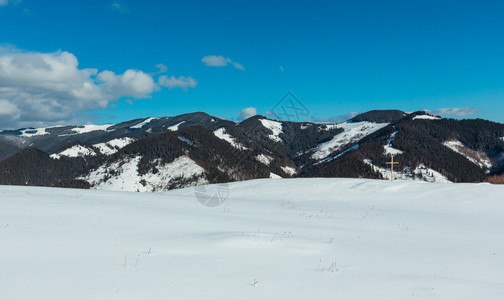 上午冬天的雪覆盖山顶上乌克兰喀尔巴阡山克霍诺拉脉Dzembronya村郊区平静宁的景象山脊和顶上宗教图片